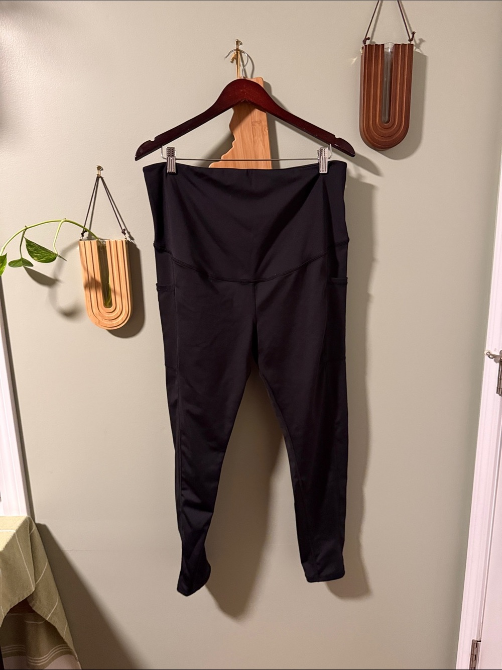 EUC Motherhood Black Maternity Workout Leggings